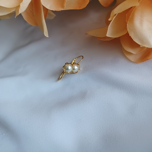 Elegant Gold and Pearl Stud Earrings - Picture 7 of 16